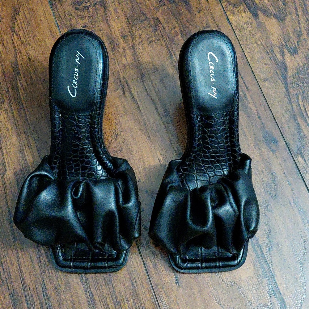 CIRCUS BY SAM EDELMAN Women's Slade  Black Ruffled Strap Sandals Size 7.5M